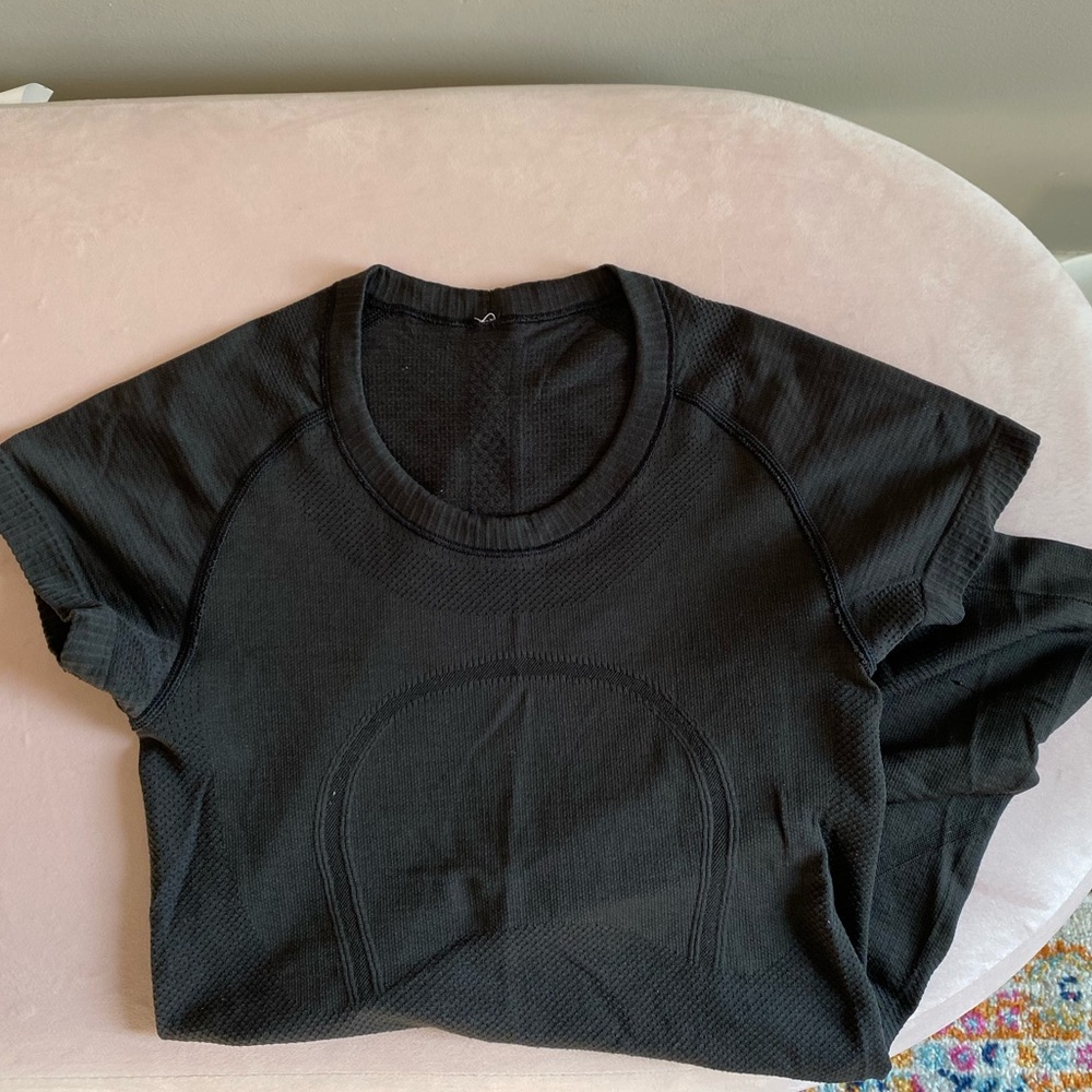 Black lululemon swiftly tech short sleeve shirt!